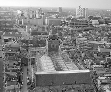 880232 Gezicht op de restauratiewerkzaamheden van de Buurkerk (Buurkerkhof) te Utrecht, tijdens de grote restauratie in ...